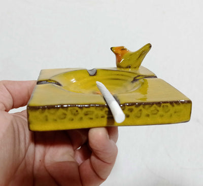 מאפרה מרובעת  צהובה  עם ציפור