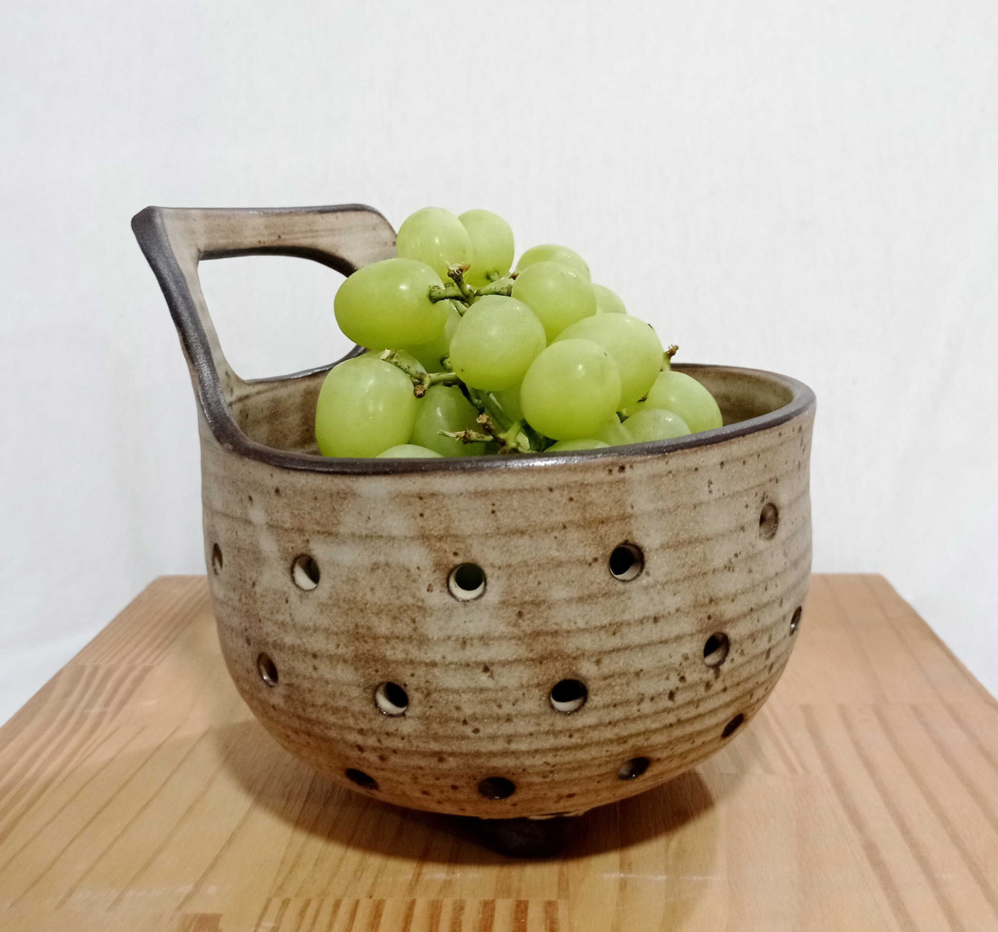 מסננת עם ידית עליונה בקרם מט