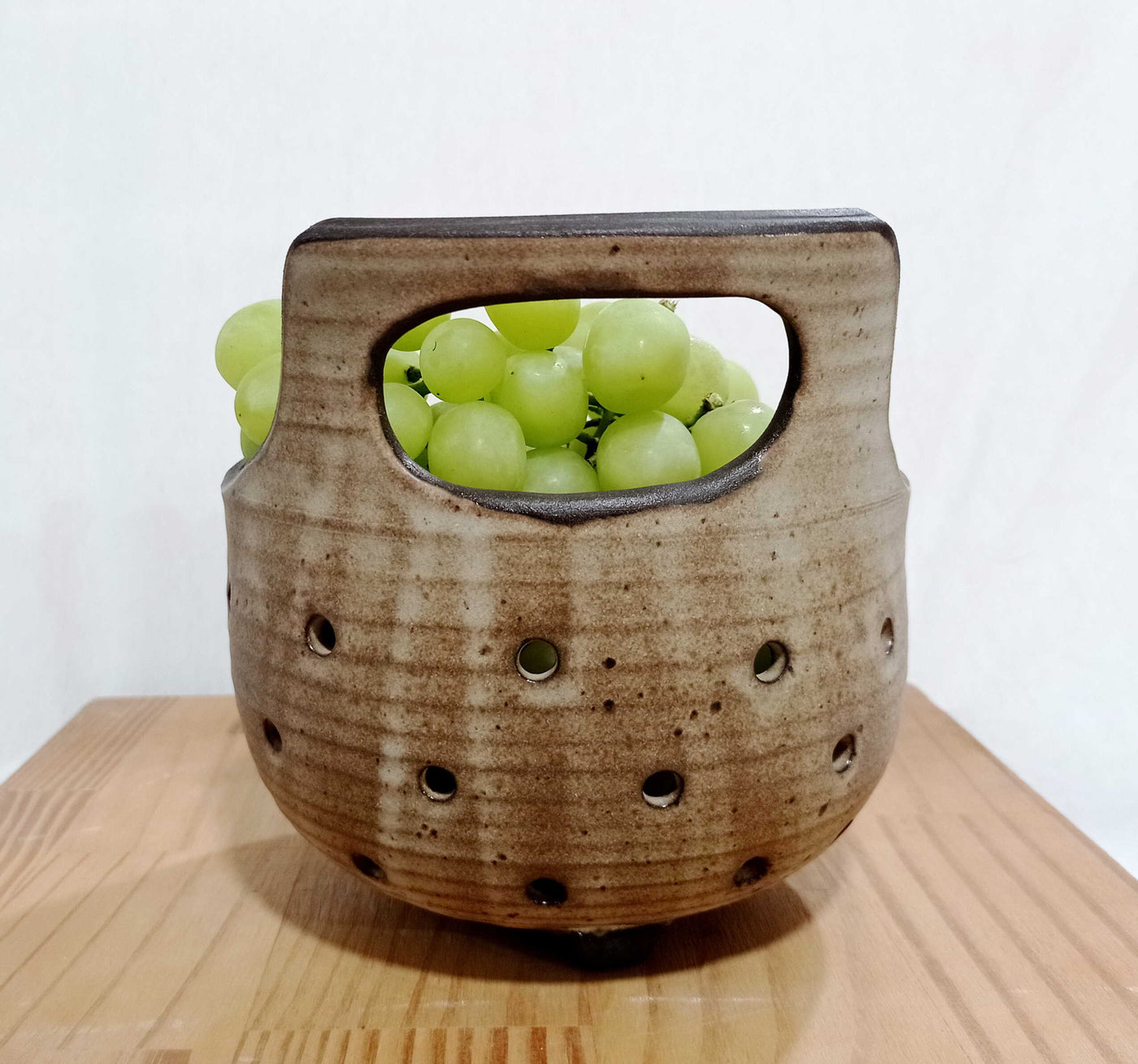 מסננת עם ידית עליונה בקרם מט