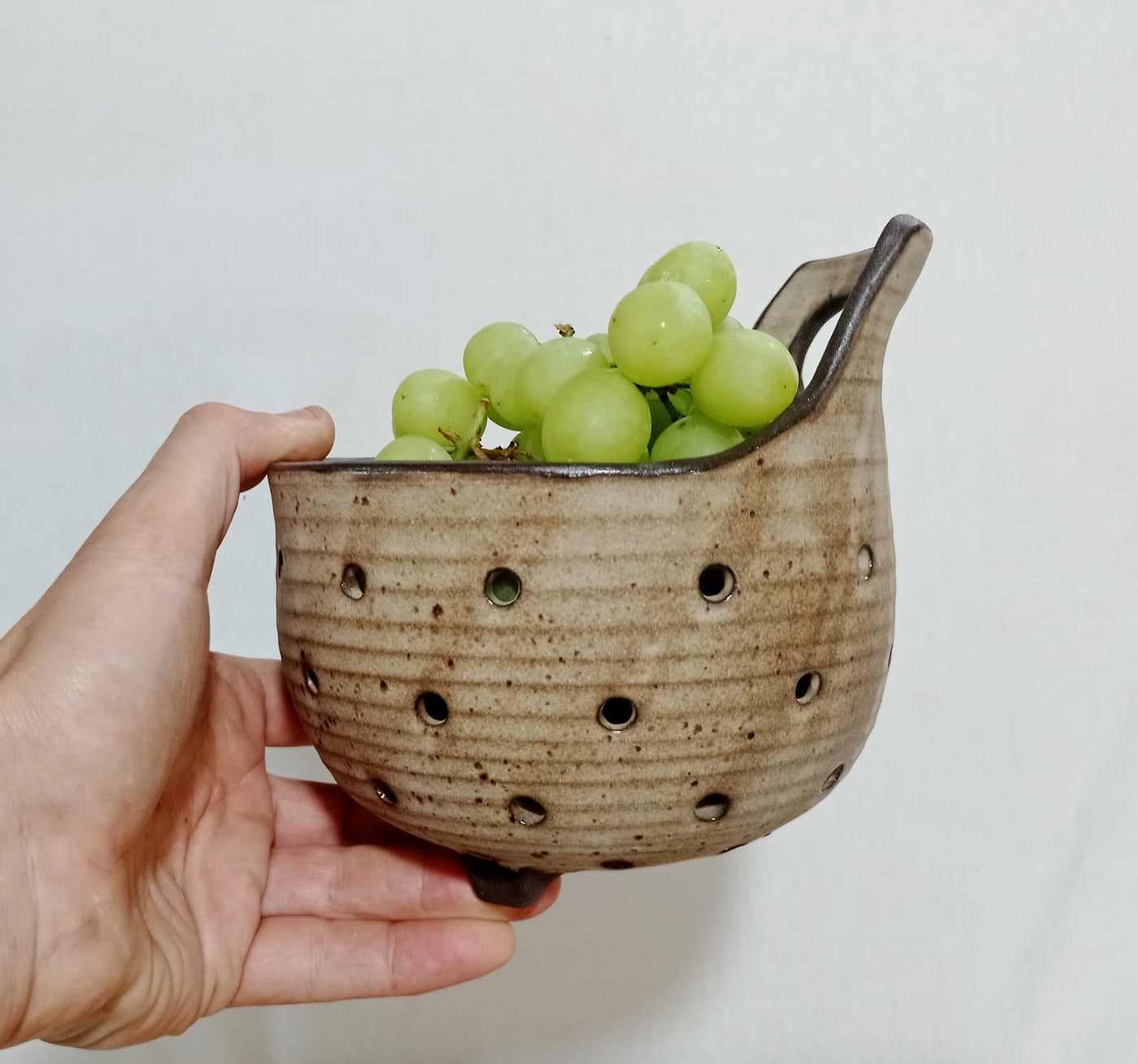 מסננת עם ידית עליונה בקרם מט