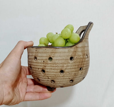 מסננת עם ידית עליונה בקרם מט