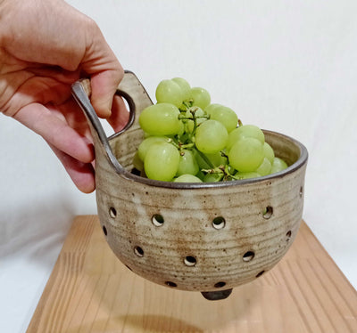 מסננת עם ידית עליונה בקרם מט
