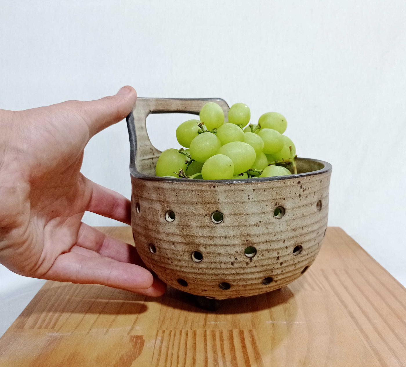 מסננת עם ידית עליונה בקרם מט