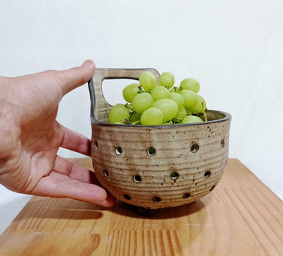 מסננת עם ידית עליונה בקרם מט