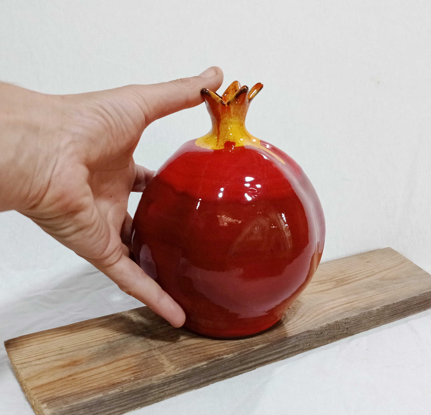 רימון קרמיקה ענק אדום עם כתר צהוב