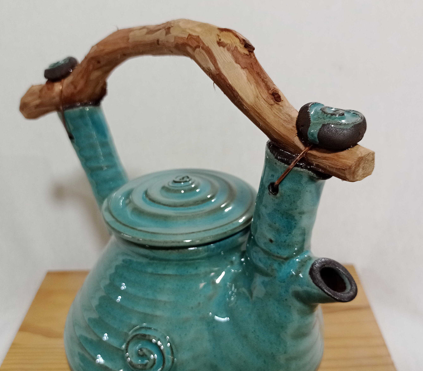 קומקום כחול בהיר  עם ידית עץ /1.4  ליטר