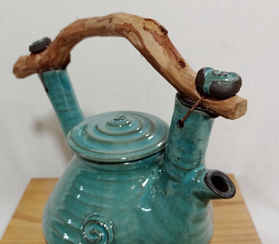 קומקום כחול בהיר  עם ידית עץ /1.4  ליטר