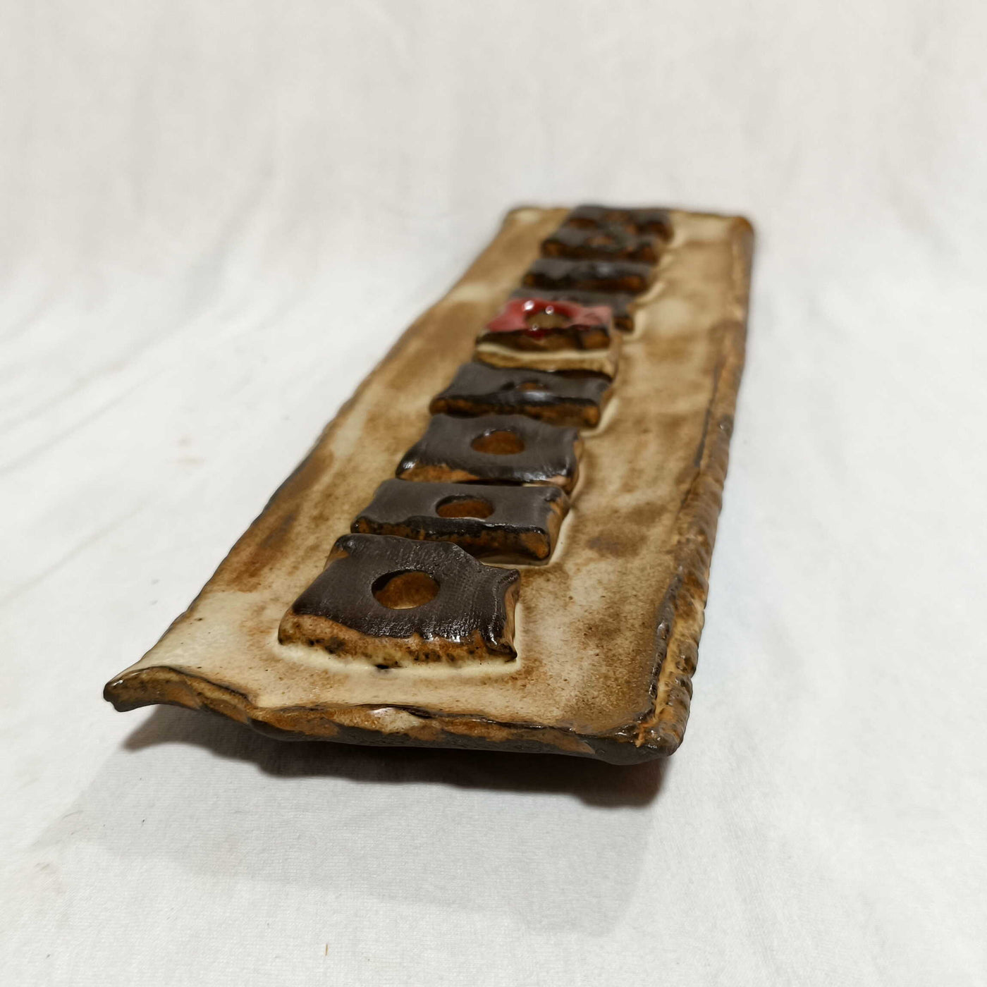חנוכייה מעוצבת  מקרמיקה, בקרם מט, בגימור פראי