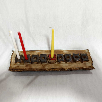 חנוכייה מעוצבת  מקרמיקה, בקרם מט, בגימור פראי