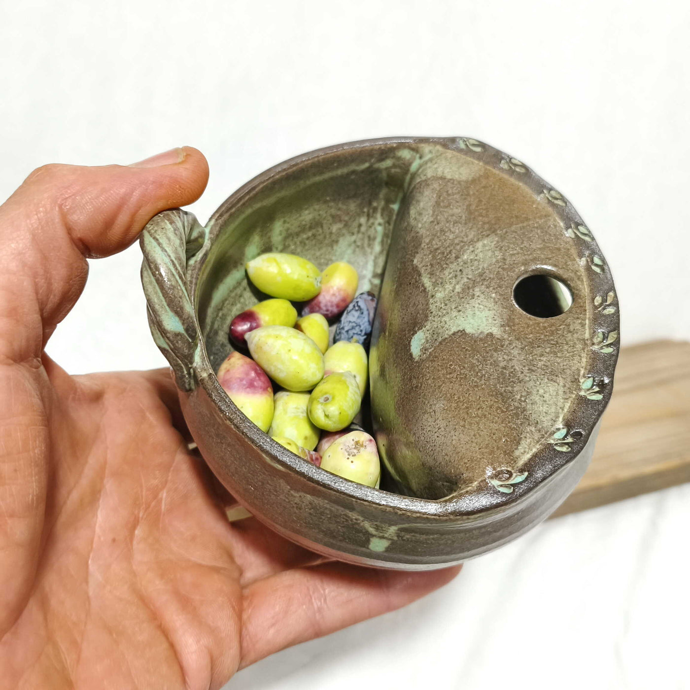 כלי מיוחד  לזיתים וחרצנים אפרפר עם נגיעות טורקיז