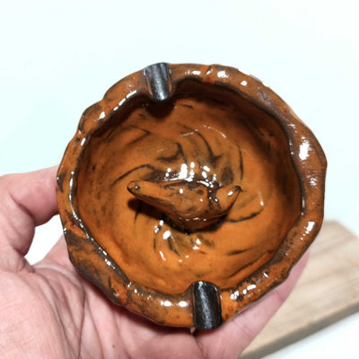 מאפרה  פראית בכתום  עם ציפור