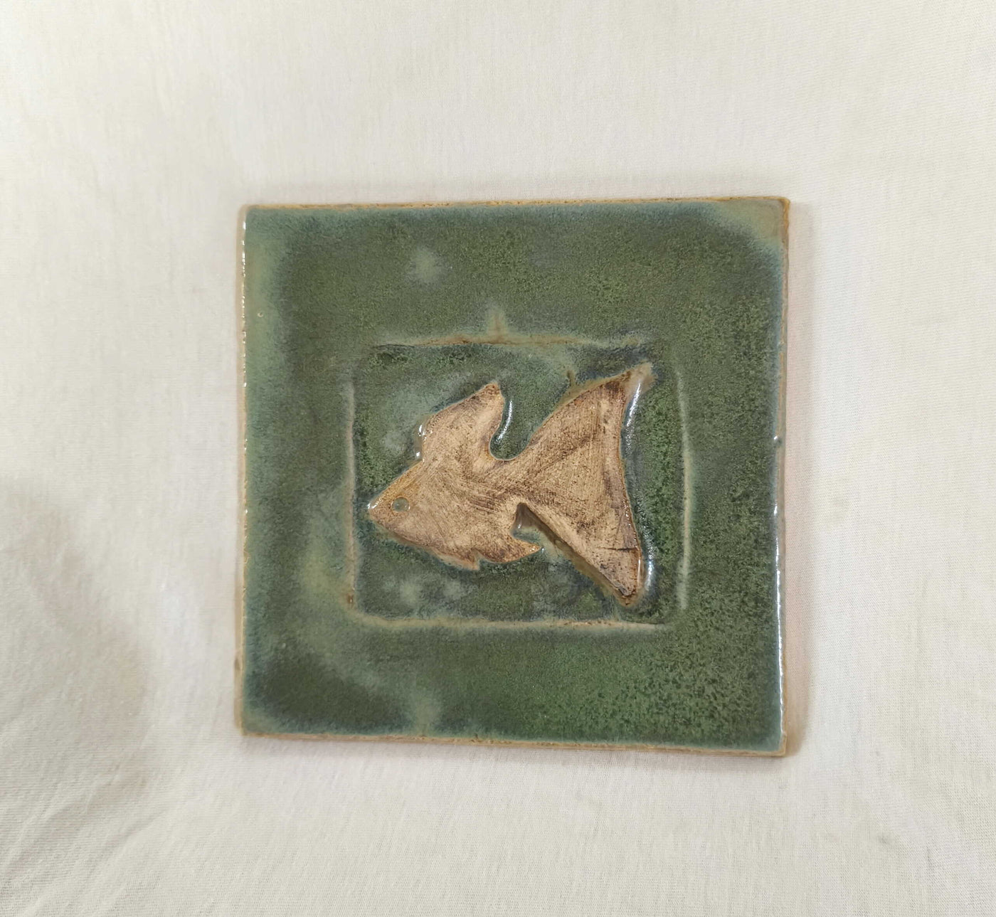 אריח קרמיקה 15X15-ירוק תבליט דג
