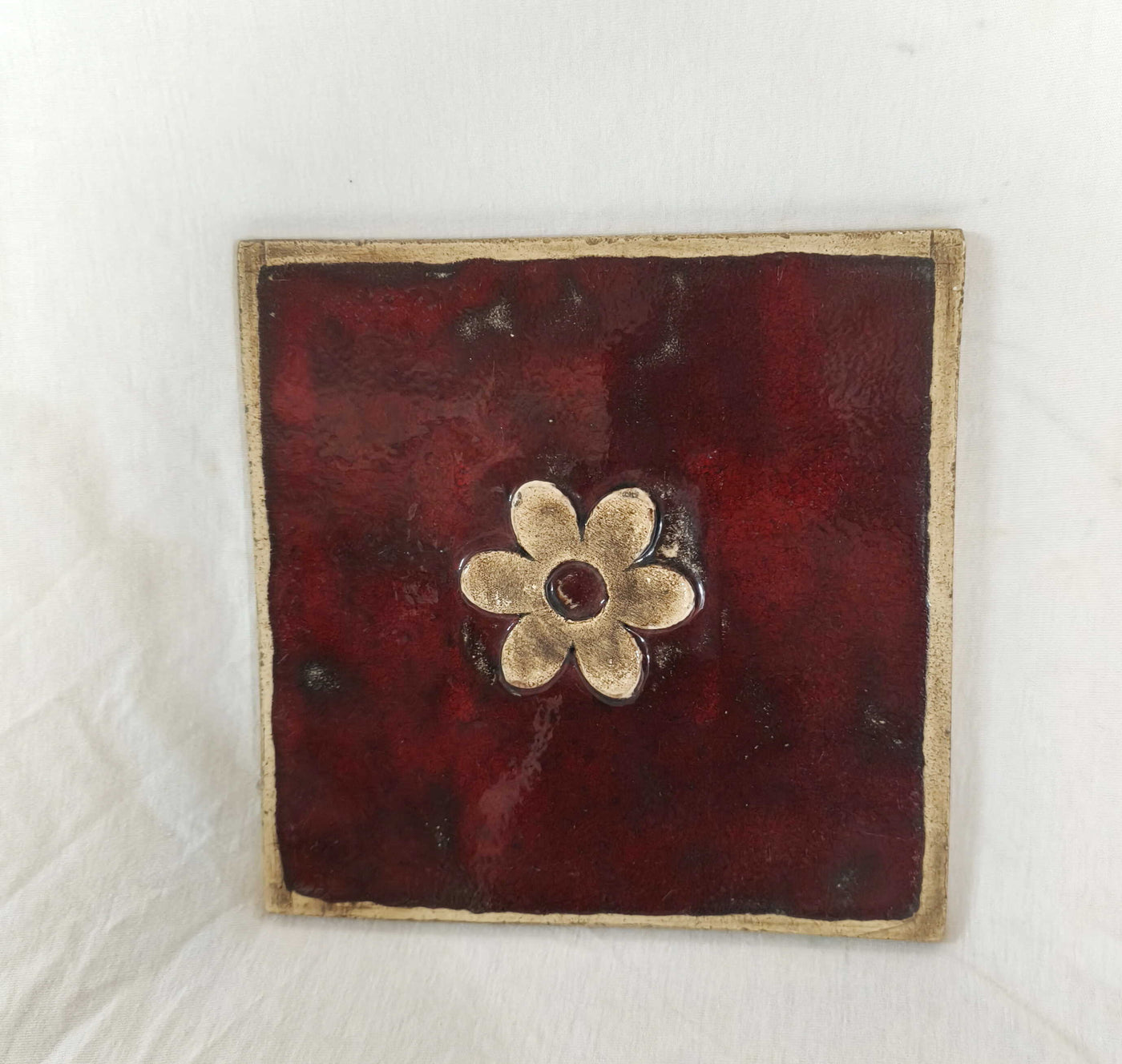 אריח קרמיקה 20X20-אדום בורדו תבליט פרח