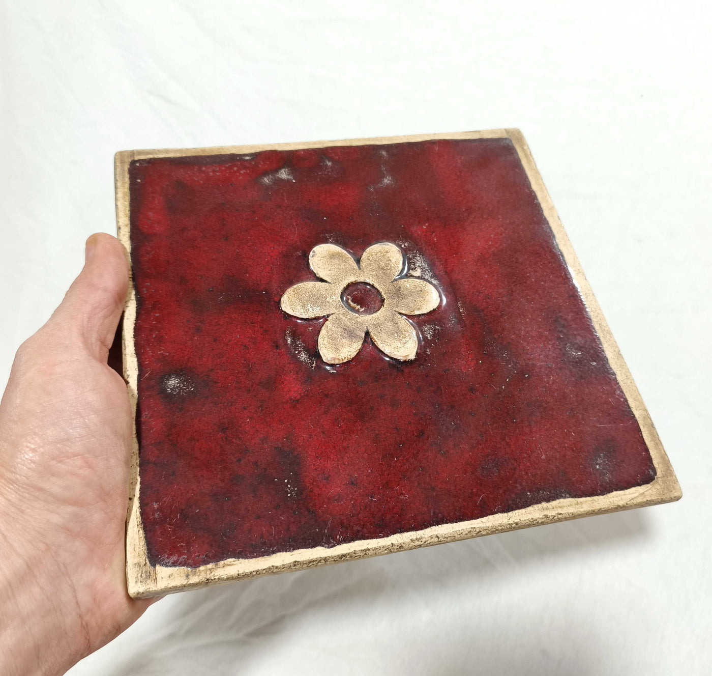 אריח קרמיקה 20X20-אדום בורדו תבליט פרח
