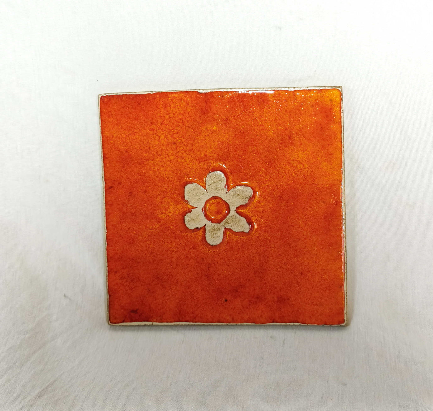 אריח קרמיקה 20X20-כתום אש תבליט פרח