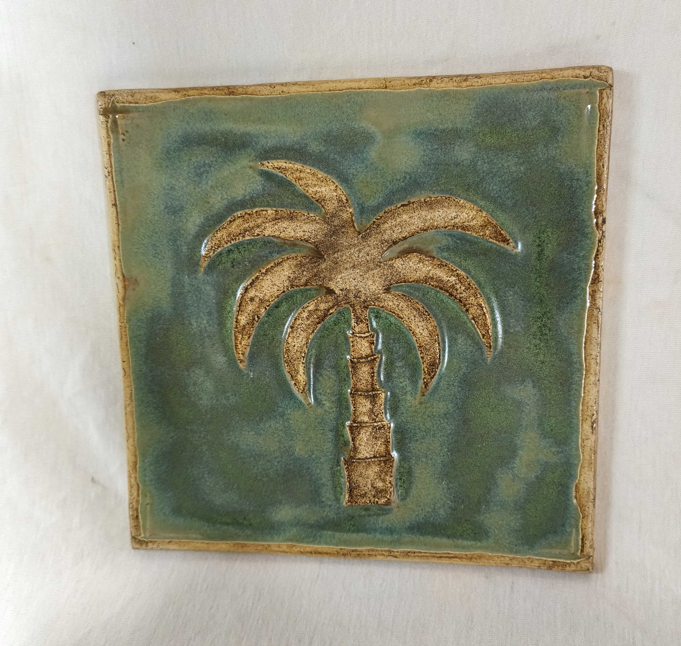 אריח קרמיקה 20X20-ירוק תבליט עץ דקל