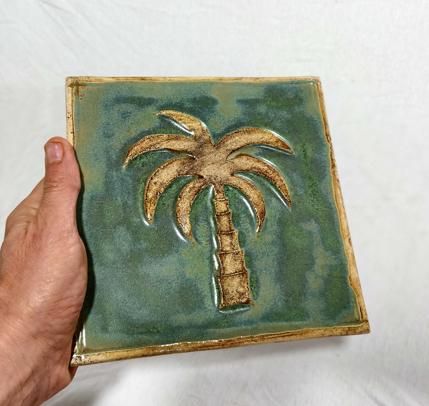 אריח קרמיקה 20X20-ירוק תבליט עץ דקל