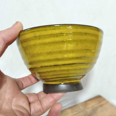 קערית צהובה עם ציפור