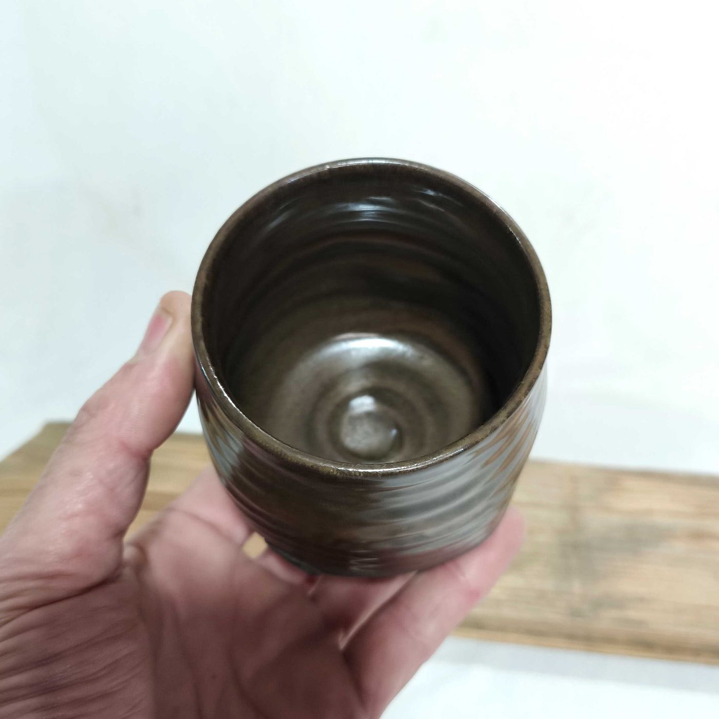 כוס בודדת בגוון חום שחור ללא ידית