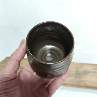 כוס בודדת בגוון חום שחור ללא ידית