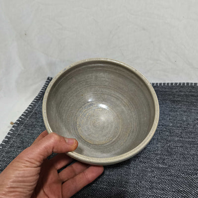 קערית הגשה גבוהה באפור פנינה
