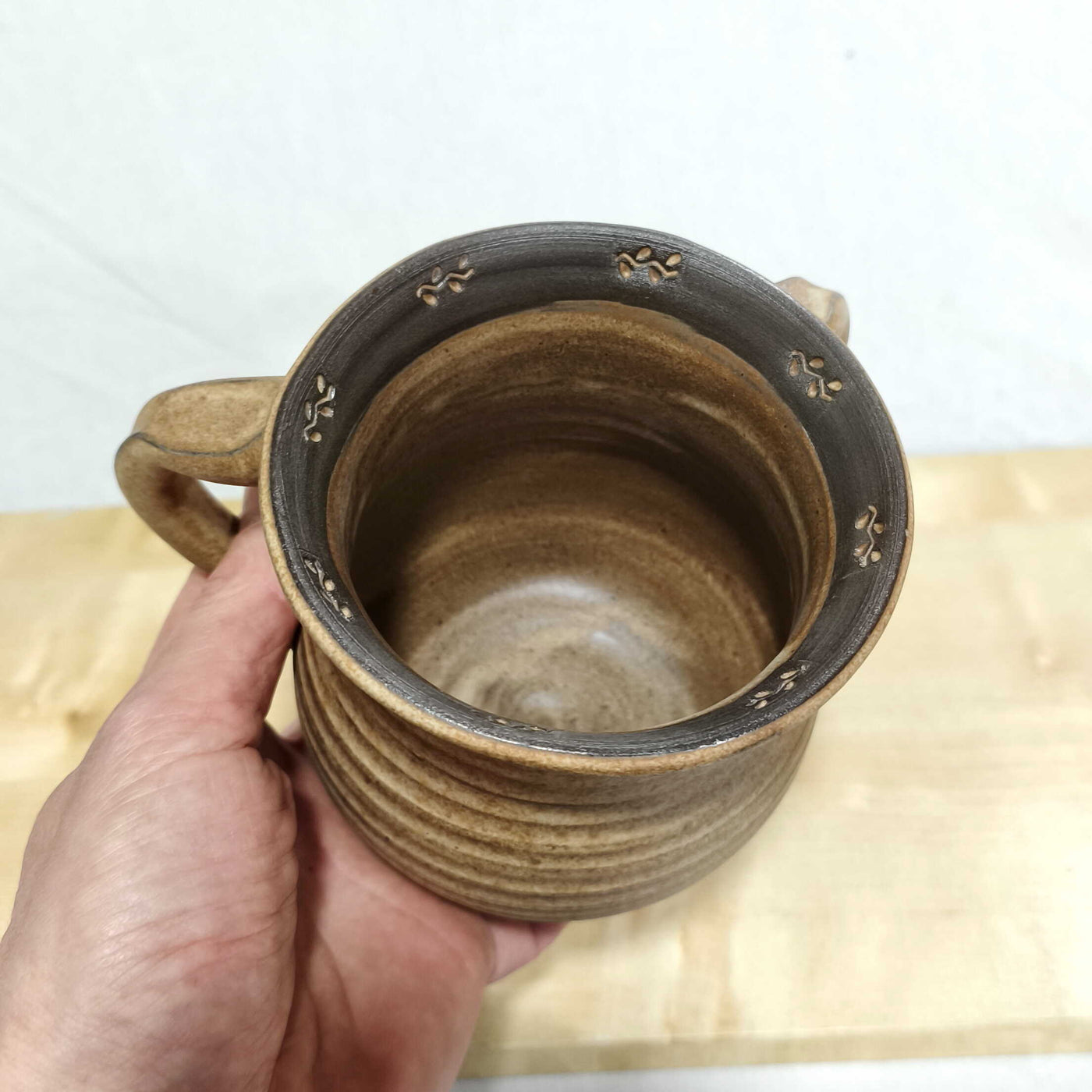 נטלה, כלי לנטילת ידיים בקרם חום מט