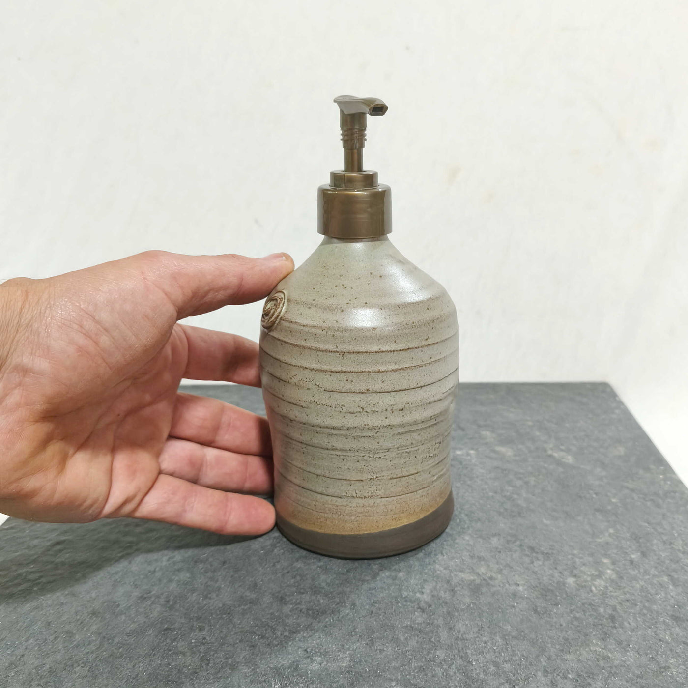 בקבוק  לסבון נוזלי בצבע אפור ירקרק