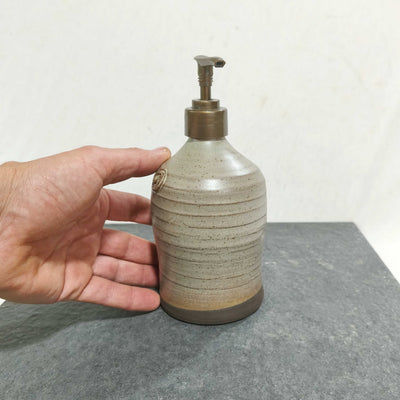 בקבוק  לסבון נוזלי בצבע אפור ירקרק