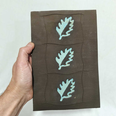 תמונה, עלים בטורקיז על חימר חום כהה, לתליה