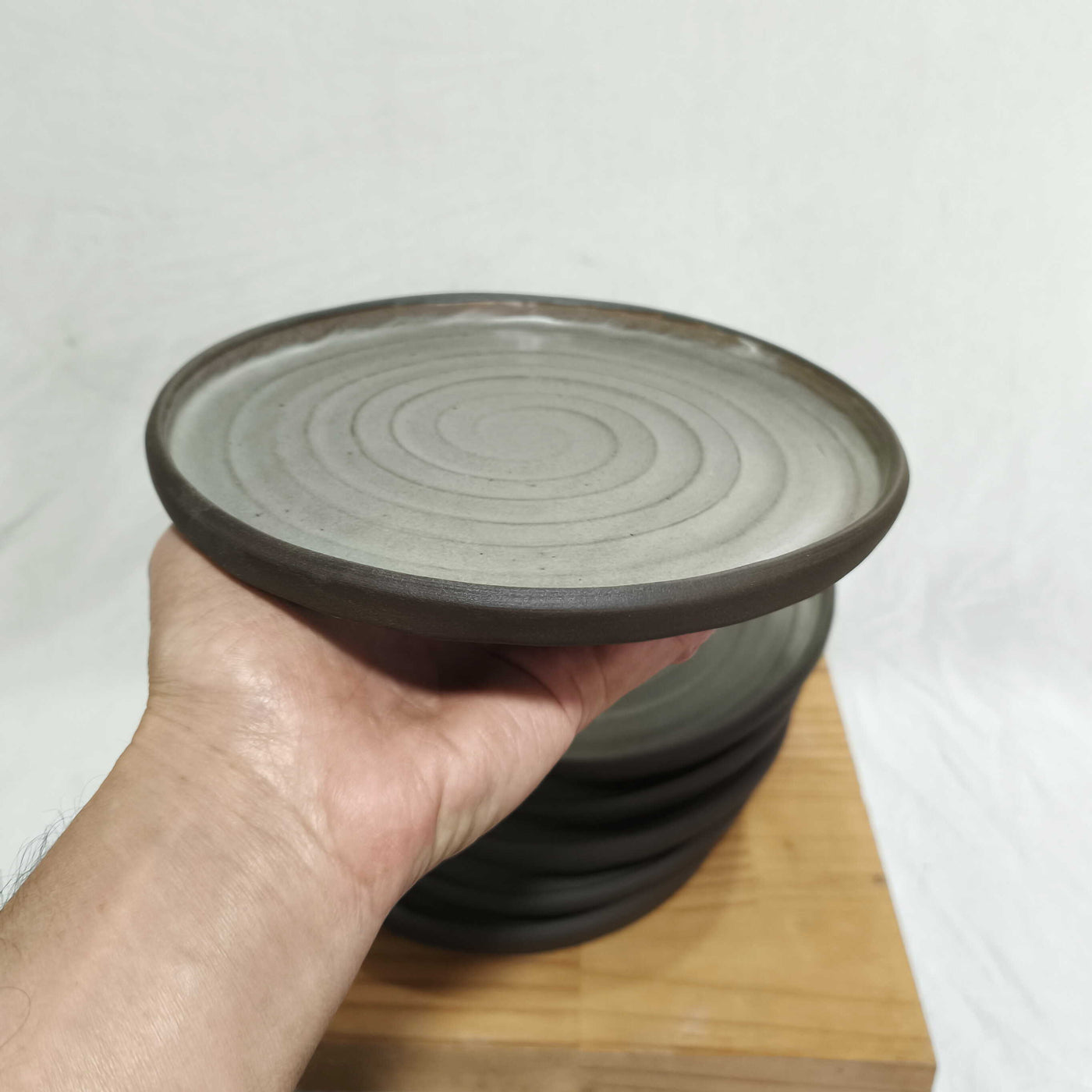 סט צלחות באפור ירקרק למנה ראשונה