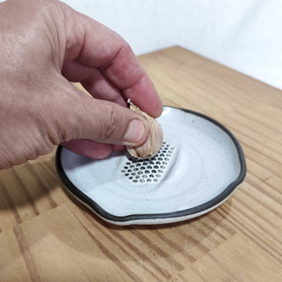 צלוחית לגירוד שיני שום וג'ינג'ר, שום כתוש