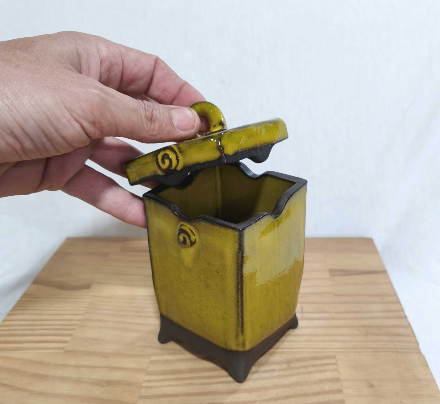 כלי רבוע עם מכסה/ בצבעים לבחירה