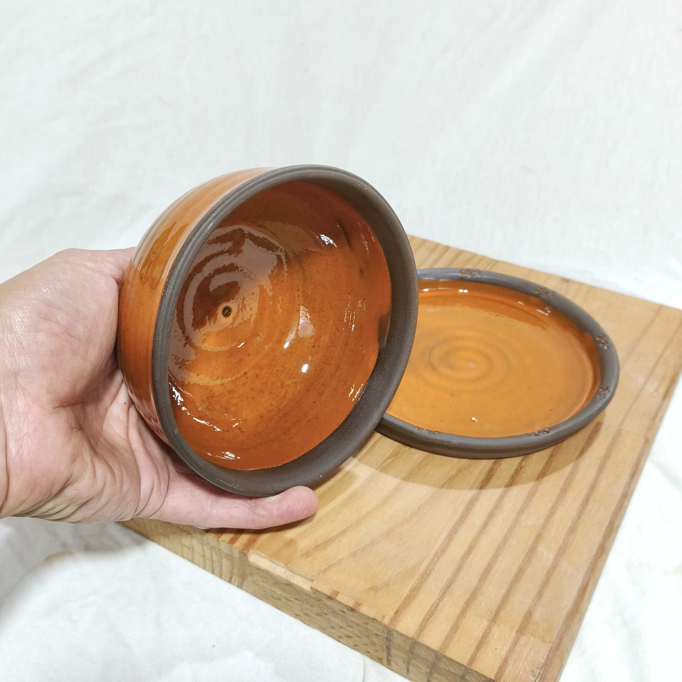 כלי להגשת גבינה או חמאה/בכתום עם ציפור כידית