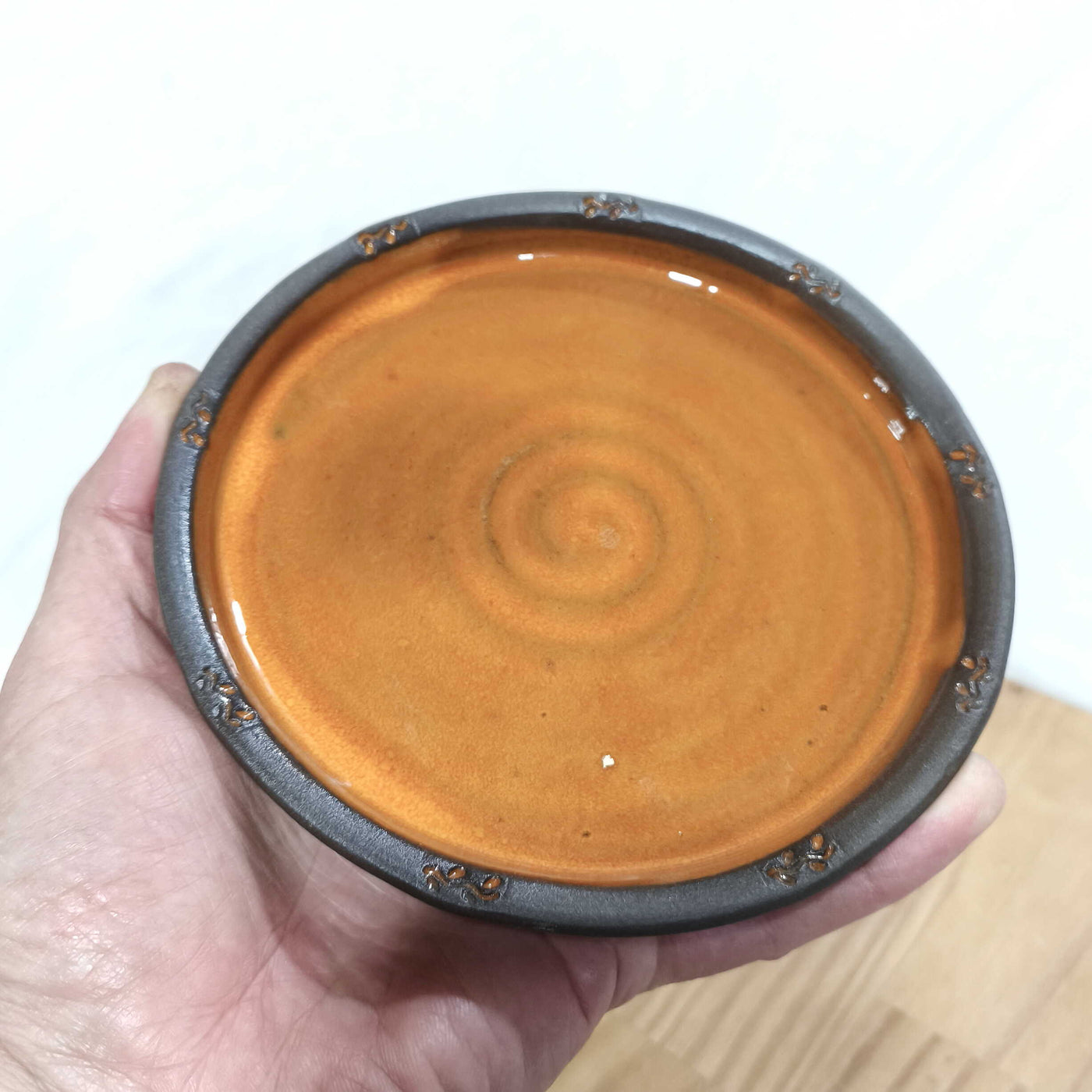 כלי להגשת גבינה או חמאה/בכתום עם ציפור כידית