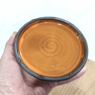 כלי להגשת גבינה או חמאה/בכתום עם ציפור כידית