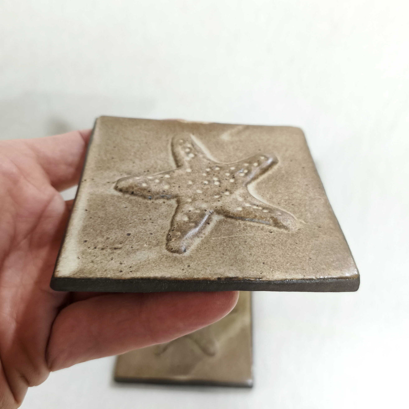 אריחים,10/10,  אריחי קרמיקה, קרם חום מט  בתבליט כוכב