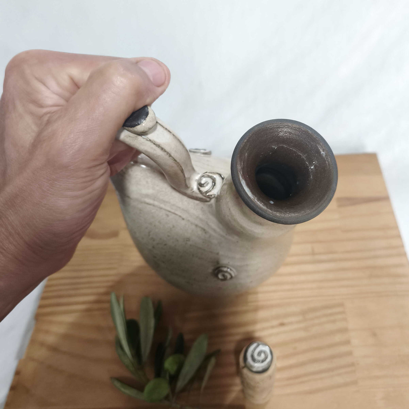 כלי לשמן זית  בגוון שמנת