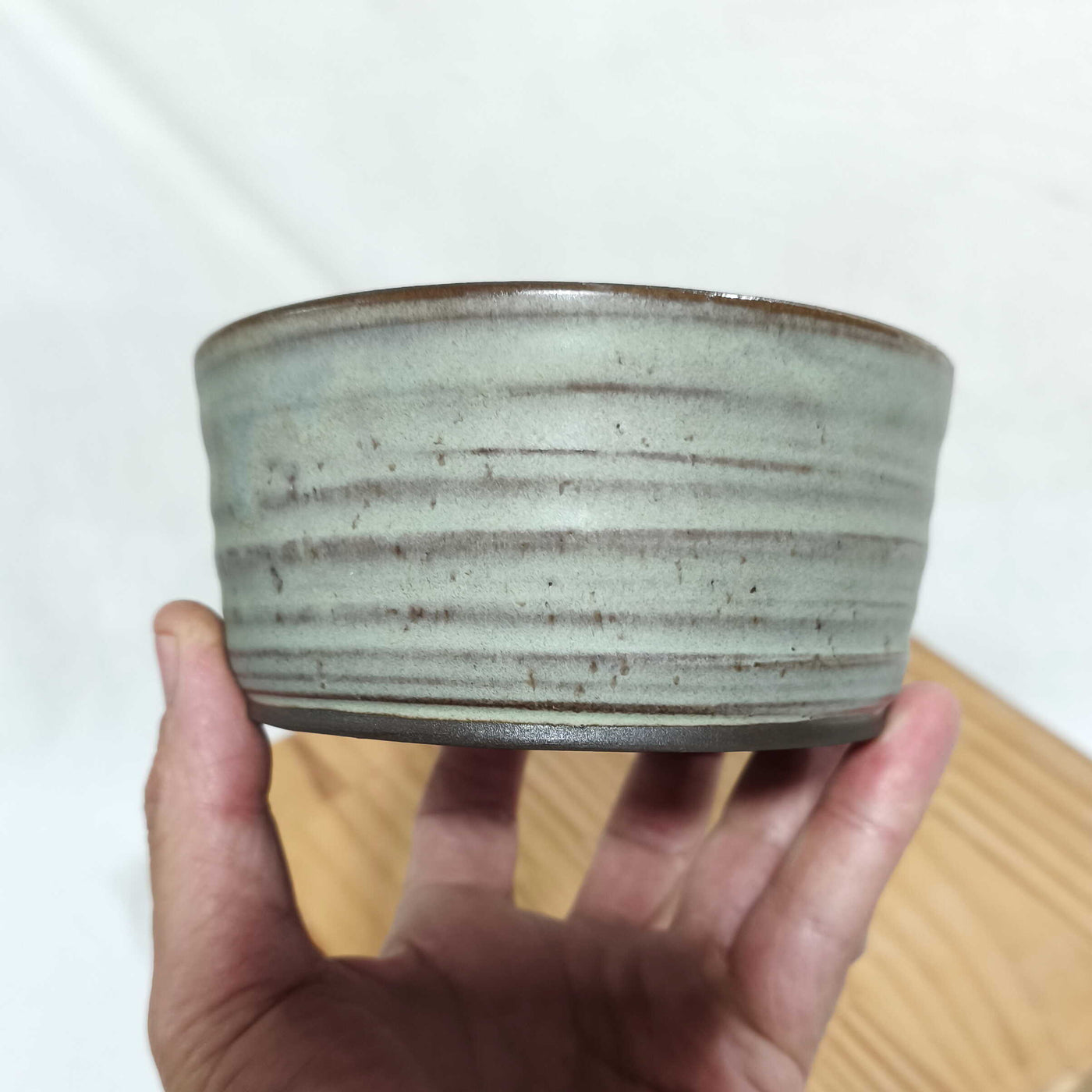 קערית שוליים ישרים באפור ירקרק,  קוטר 13  ס"מ