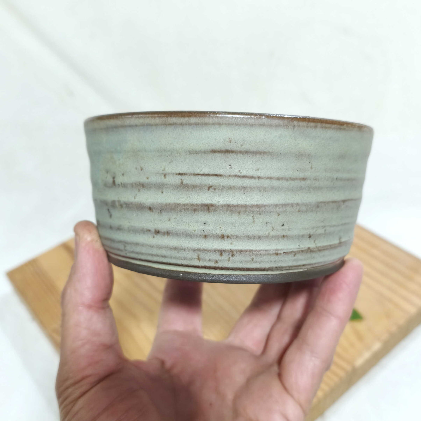 קערית שוליים ישרים באפור ירקרק,  קוטר 13  ס"מ