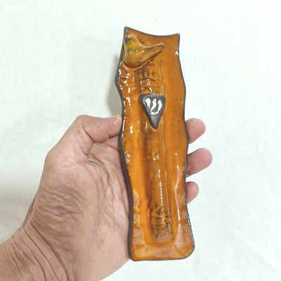 בית מזוזה כתום עם ציפור