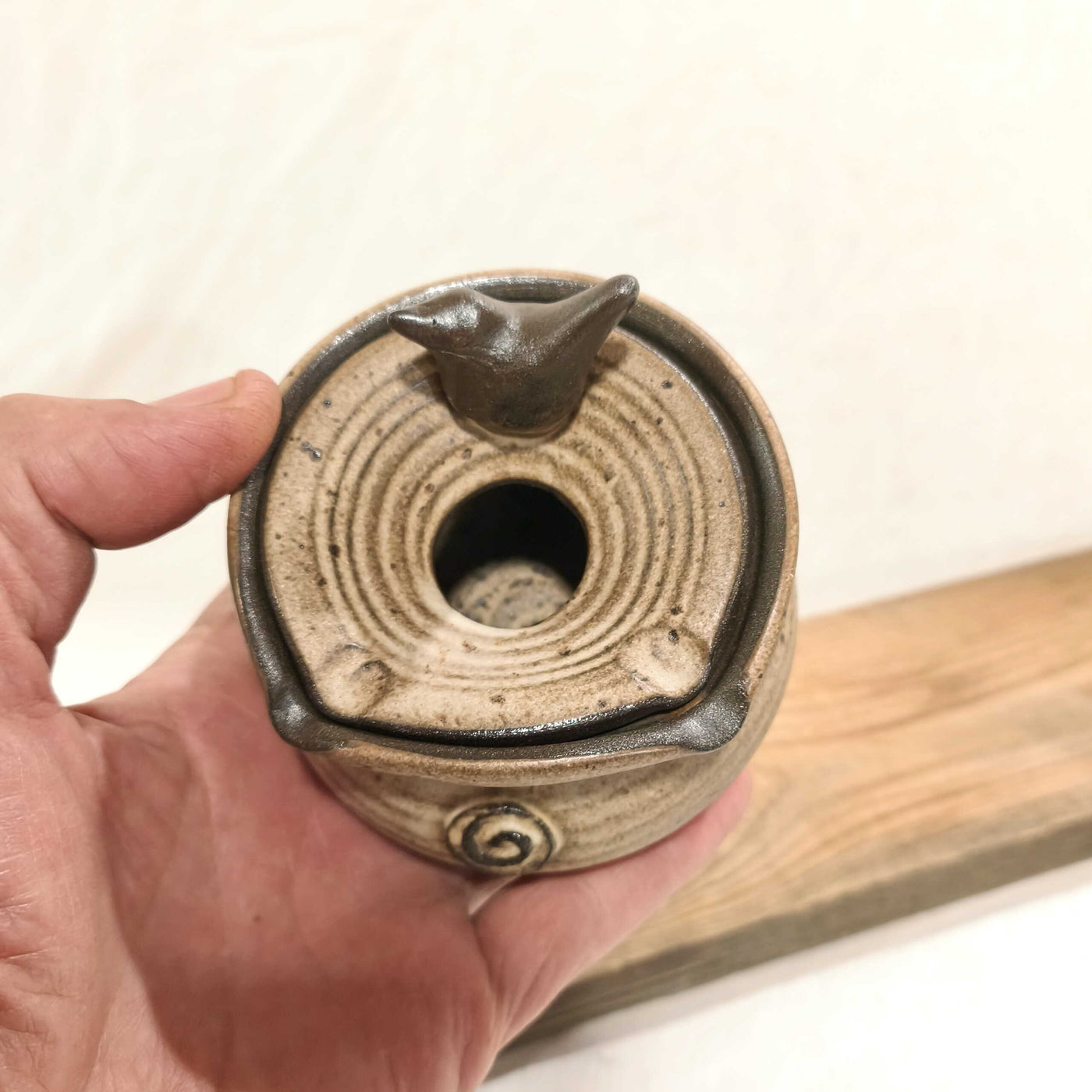 מאפרה  בקרם מט עם מכסה ו... ציפור