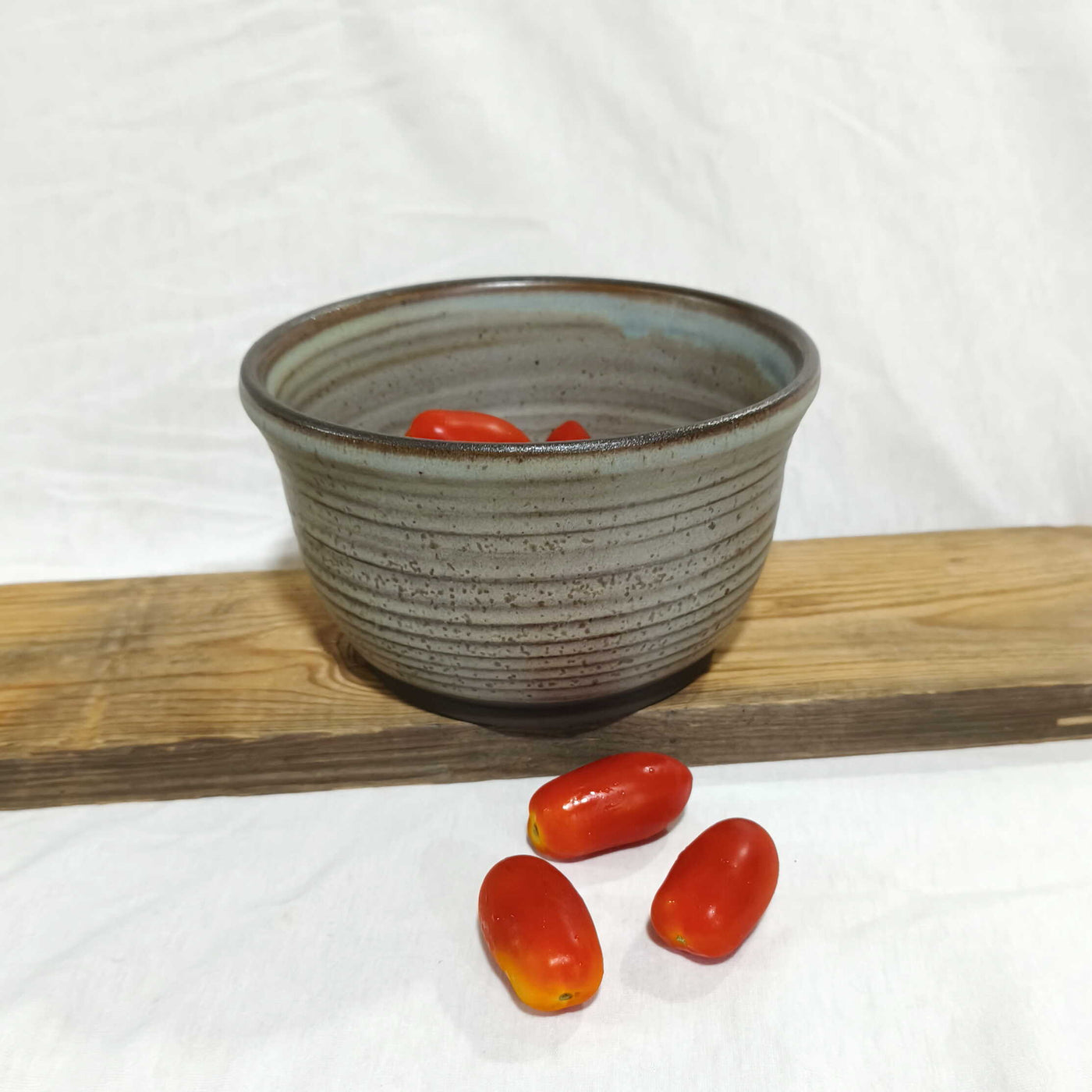 קערית למטבלים באפור ירקרק,  קוטר 15  ס"מ