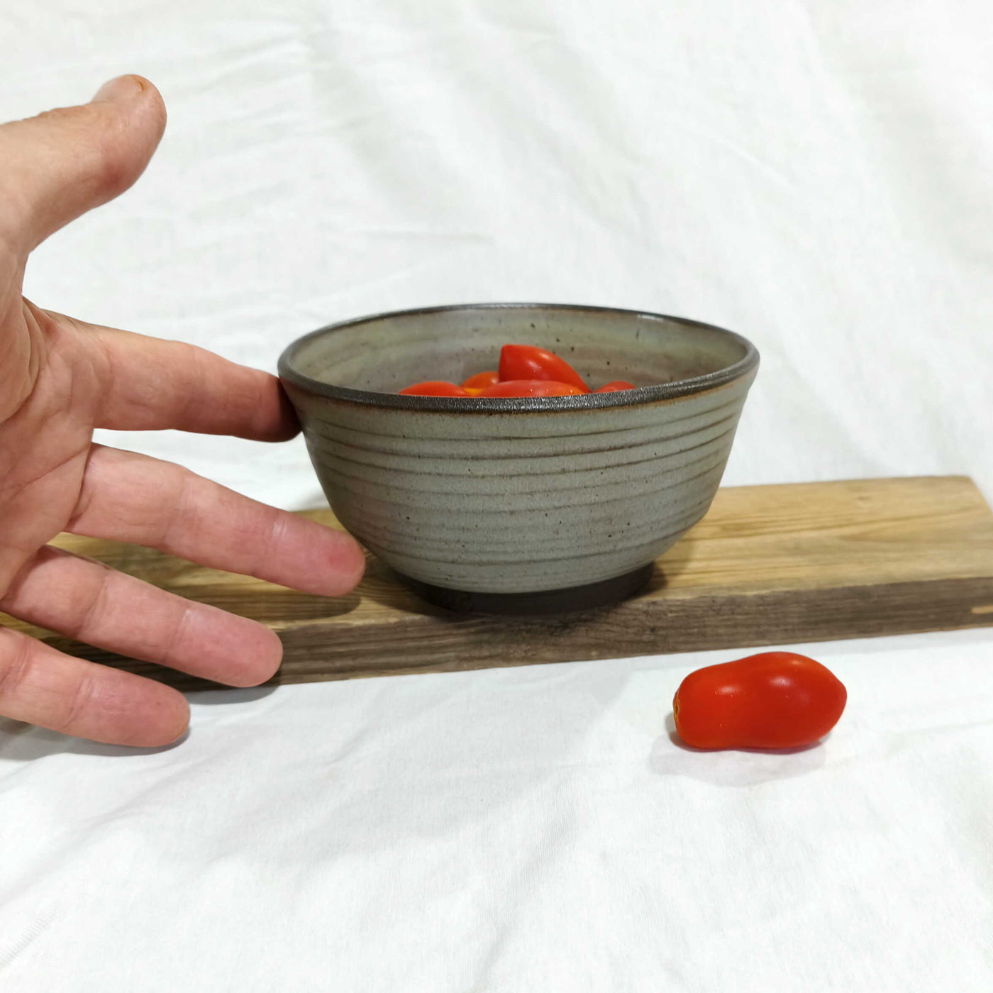 קערית  באפור ירקרק,  קוטר 14  ס"מ