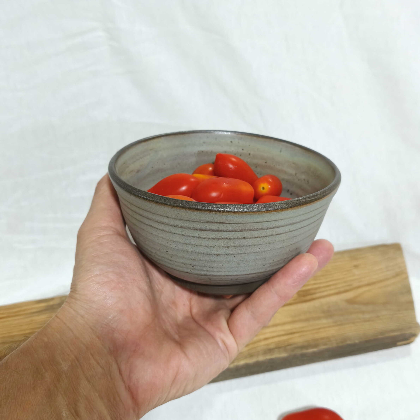 קערית  באפור ירקרק,  קוטר 14  ס"מ