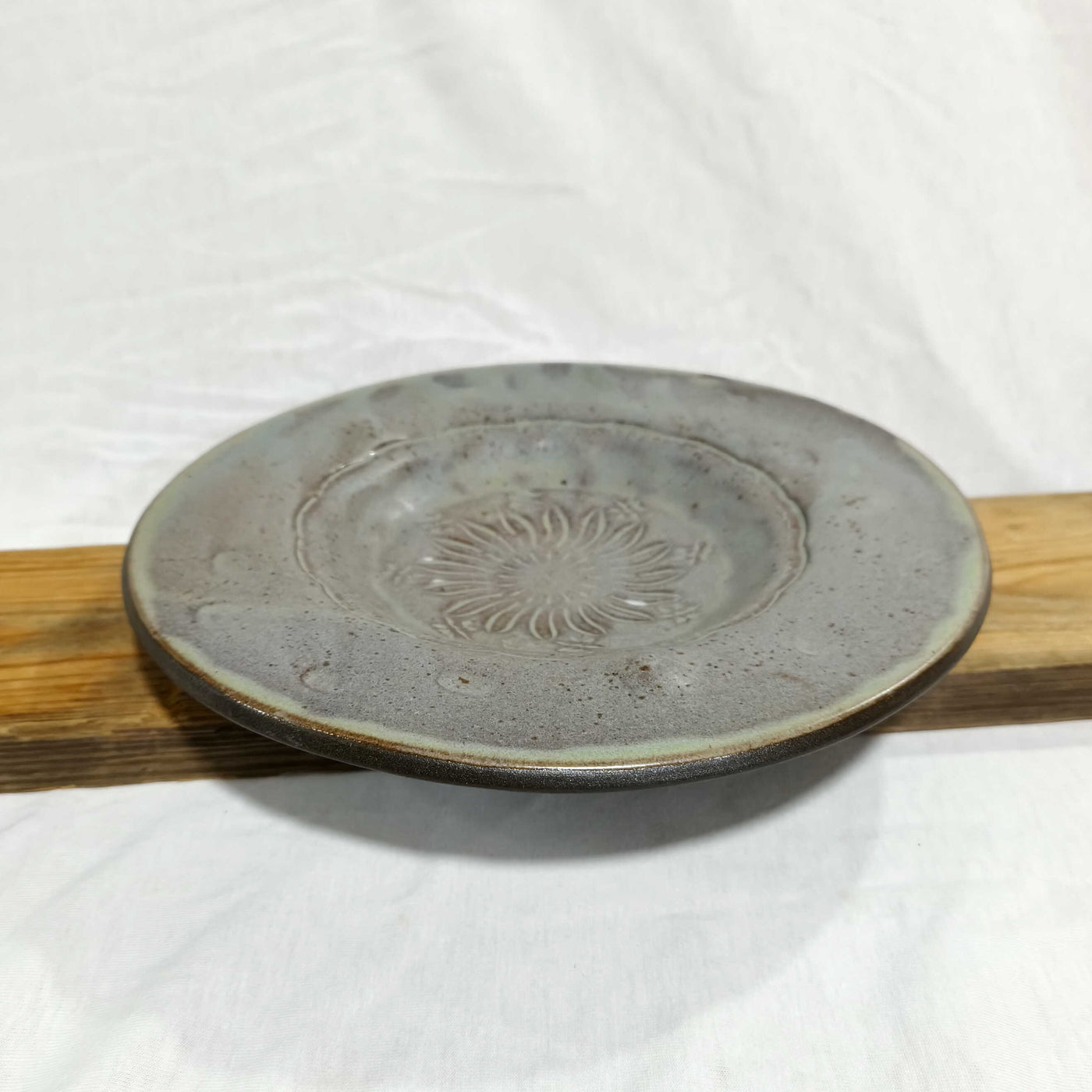 צלחת הגשה מיוחדת באפור ירקרק,  קוטר 22.5ס"מ