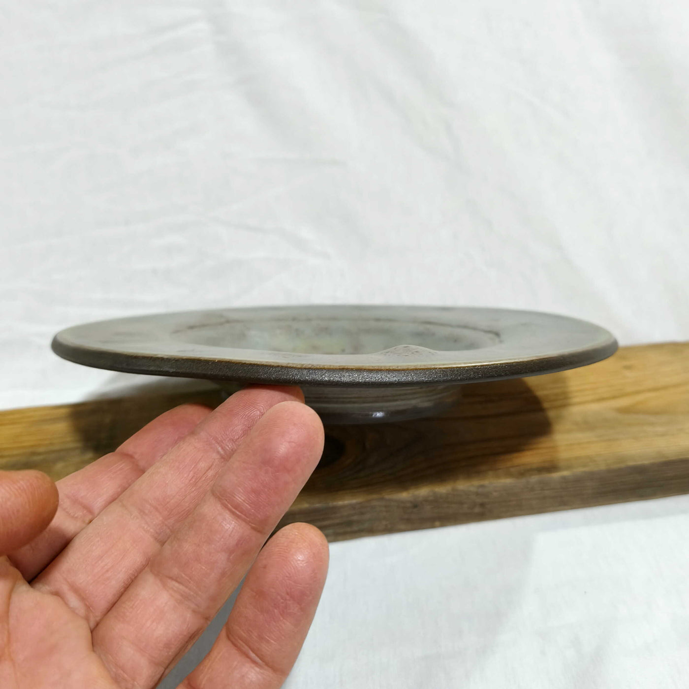 צלחת הגשה מיוחדת באפור ירקרק,  קוטר 22.5ס"מ