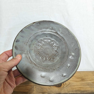 צלחת הגשה מיוחדת באפור ירקרק,  קוטר 22.5ס"מ