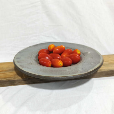 צלחת הגשה מיוחדת באפור ירקרק,  קוטר 22.5ס"מ