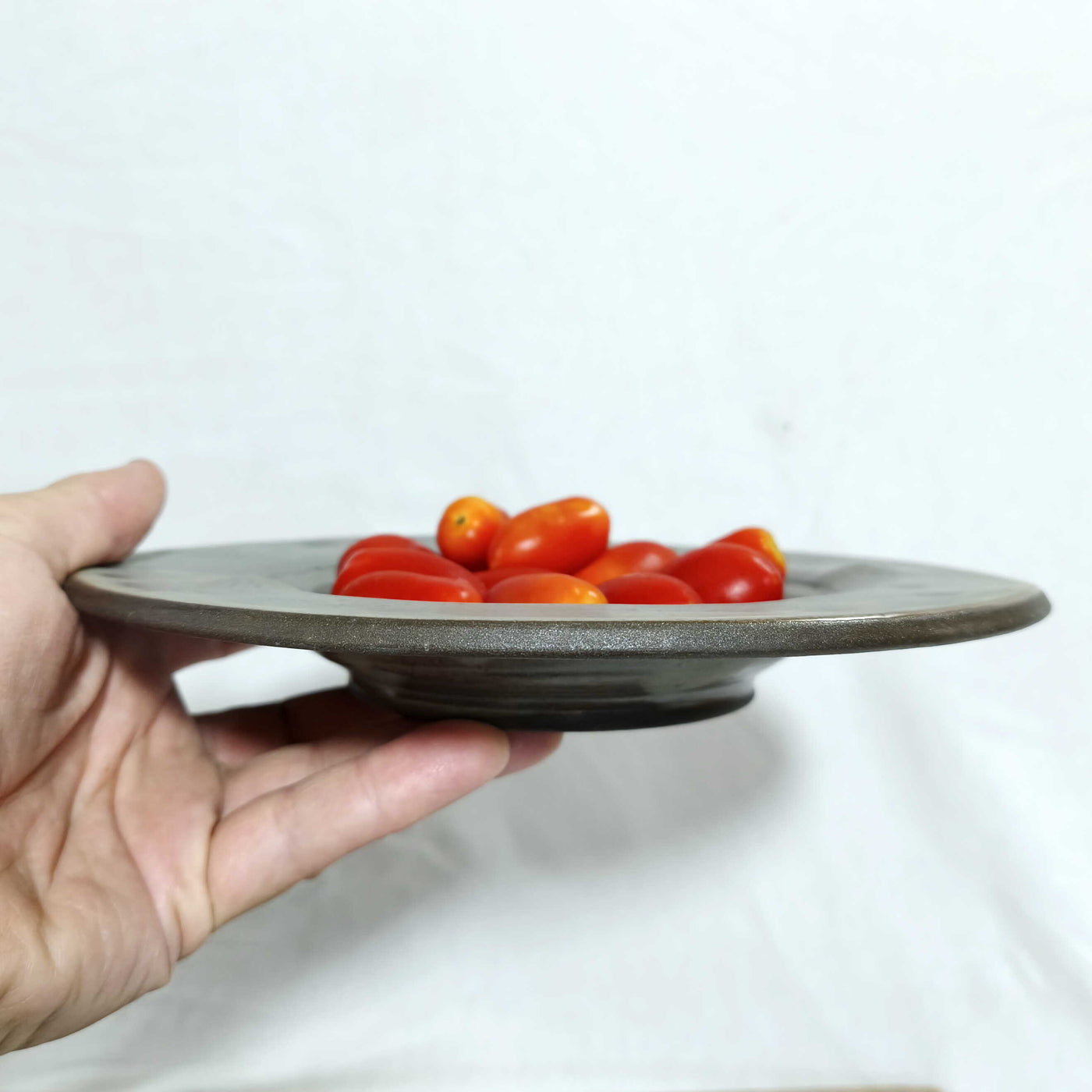 צלחת הגשה מיוחדת באפור ירקרק,  קוטר 22.5ס"מ