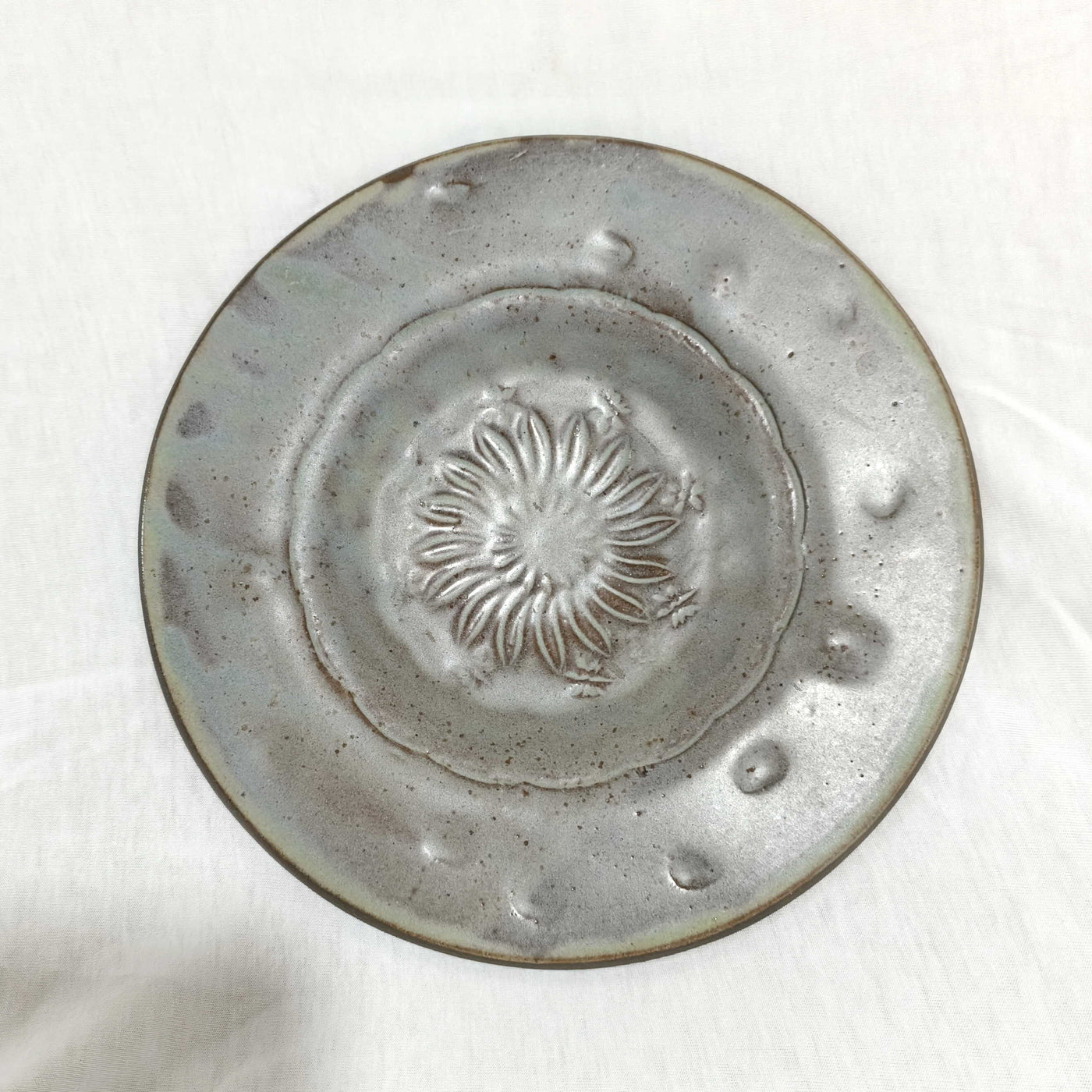 צלחת הגשה מיוחדת באפור ירקרק,  קוטר 22.5ס"מ